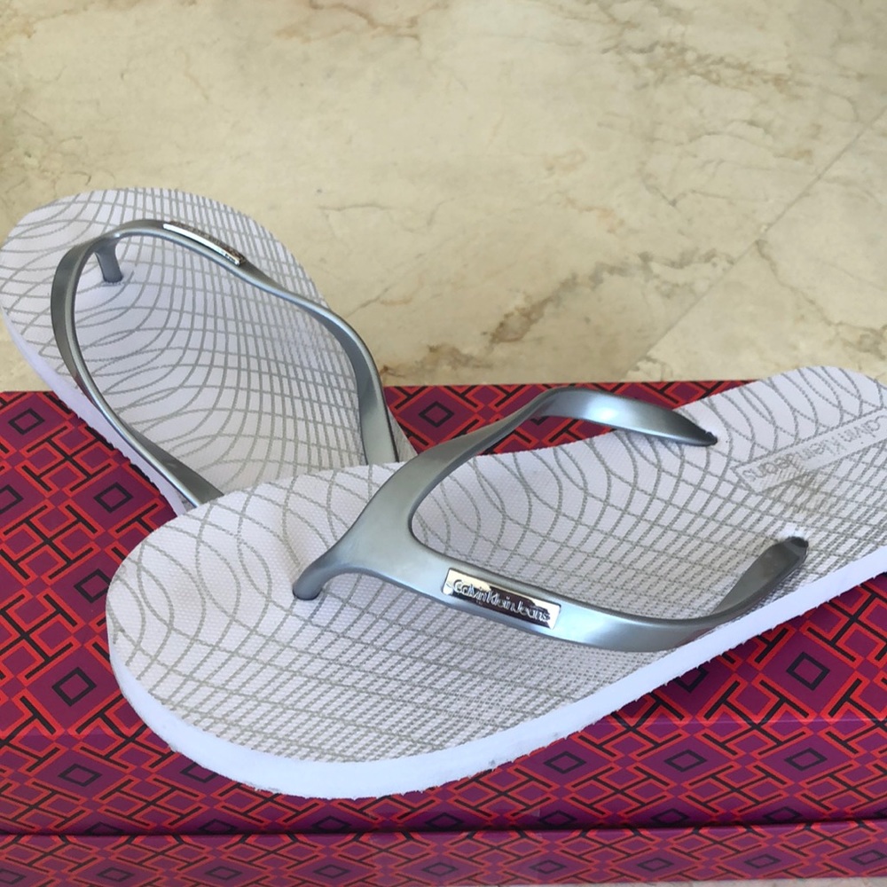 CALVIN KLEIN SILVER RUBBER THONGS
